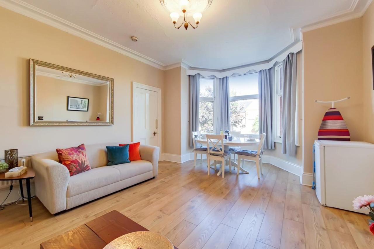 Spacious Ealing Broadway Apartment London Exterior photo
