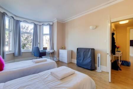 Spacious Ealing Broadway Apartment London Exterior photo