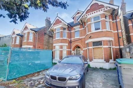 Spacious Ealing Broadway Apartment London Exterior photo